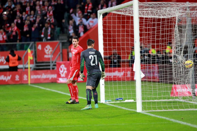 UEFA zakazała telewizjom puszczania powtórek spalonych. Decyzja dotyczy Ligi Mistrzów, Ligi Europy i eliminacji do Euro 2016