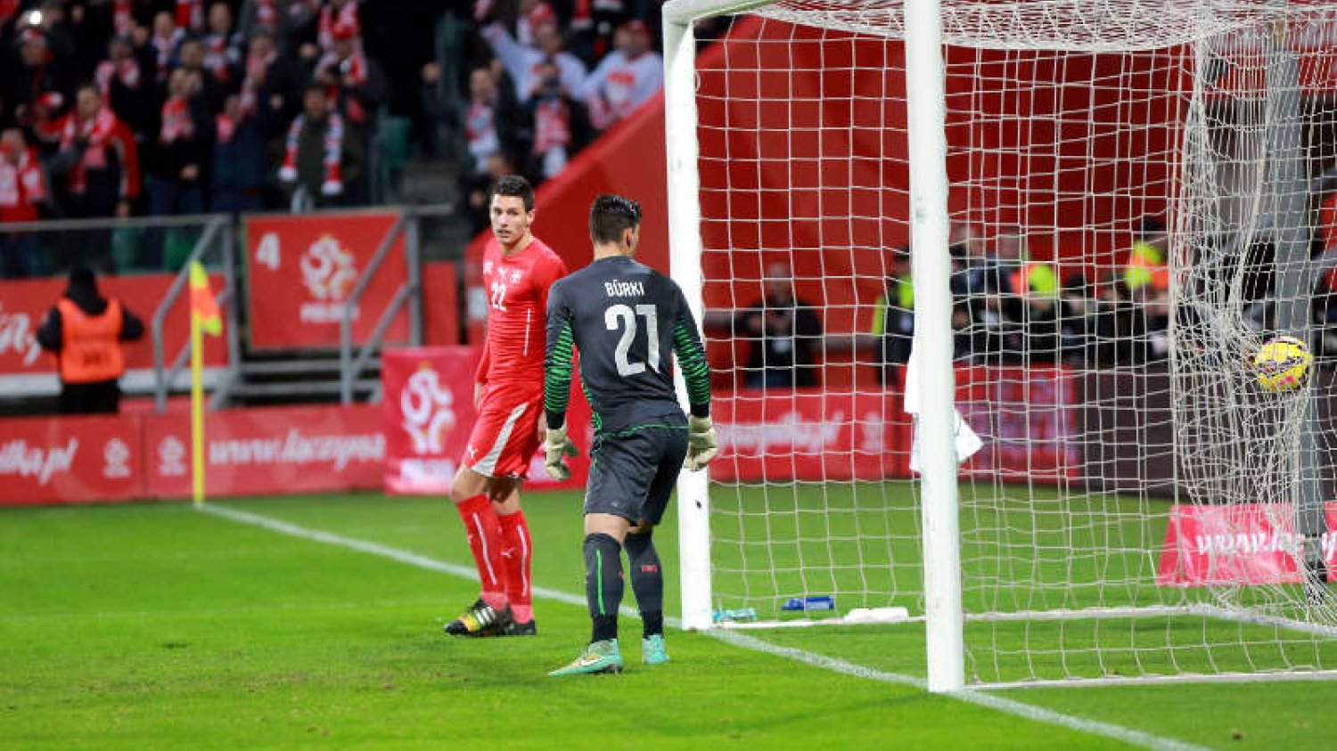 UEFA zakazała telewizjom puszczania powtórek spalonych. Decyzja dotyczy Ligi Mistrzów, Ligi Europy i eliminacji do Euro 2016