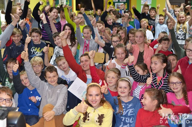 Od chwili powrotu jeździ po szkołach i opowiada o swojej wyprawie