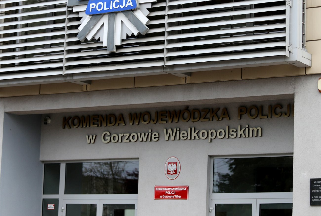Media: nie żyje policjant, który postrzelił się w głowę na komendzie.