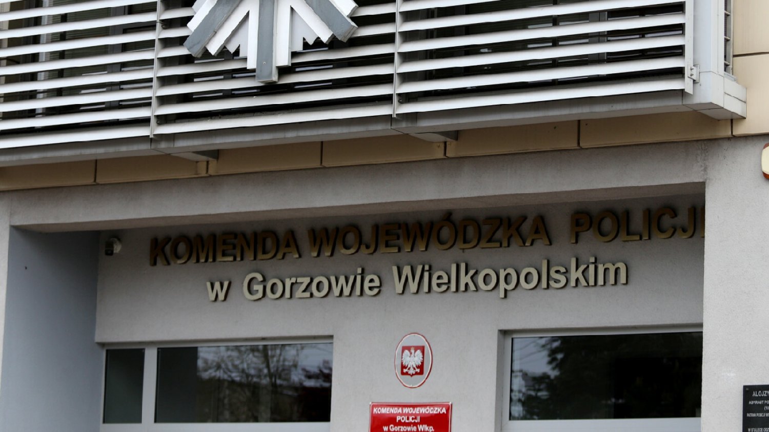 Media: nie żyje policjant, który postrzelił się w głowę na komendzie.