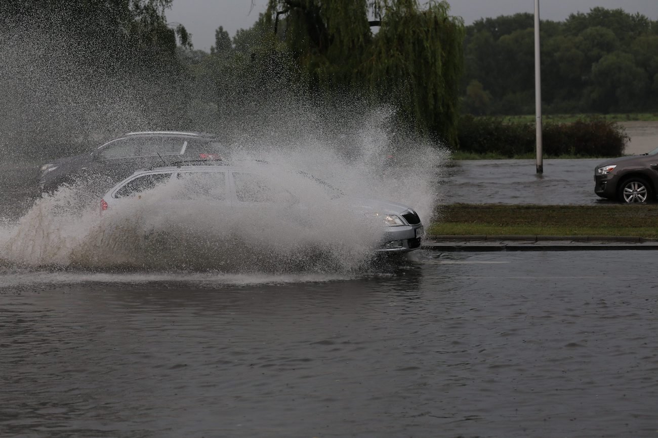 Po burzach nieprzejezdna była zakopianka, zalanych jest wiele posesji. (Zdjęcie poglądowe)