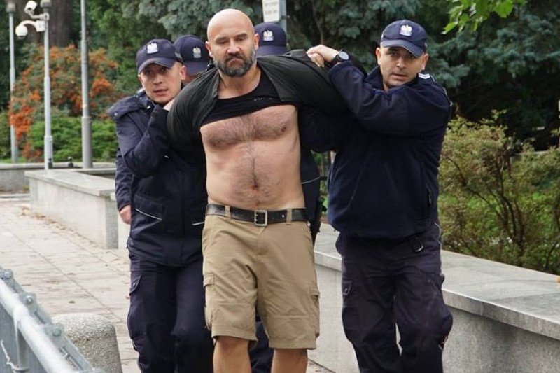 Dr Rafał Suszek jako osoba biorąca udział w protestach antyrządowych ma częsty kontakt z policjantami.