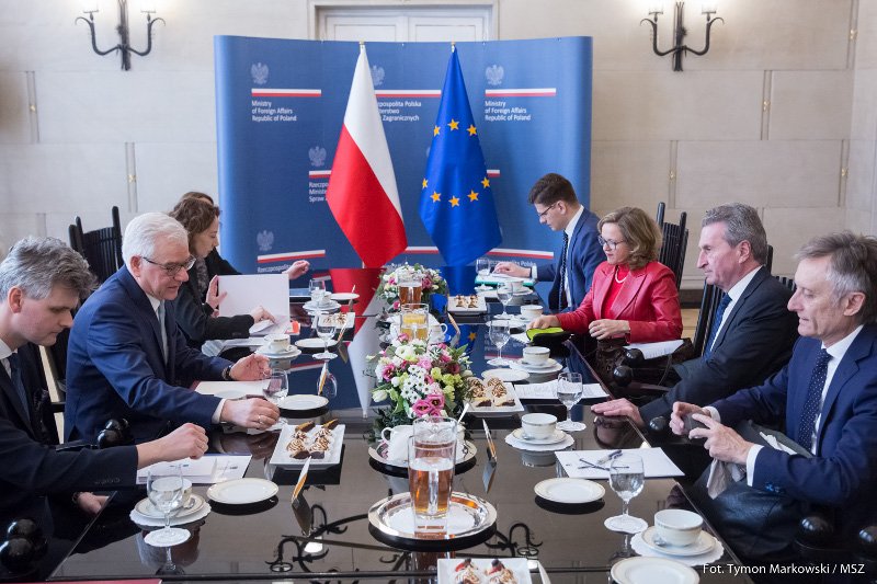 Niedawno w Polsce przebywał komisarz UE ds. budżetu i zasobów ludzkich Günther Oettinger i rozmawiał m.in. z szefem polskiej dyplomacji Jackiem Czaputowiczem