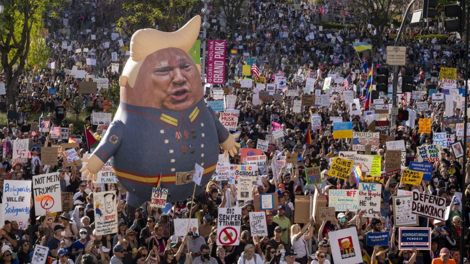Tysiące Amerykanów na ulicach w USA. Protestują przeciwko Trumpowi .