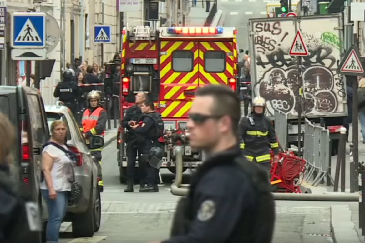 Mężczyzna wziął w Paryżu zakładników.