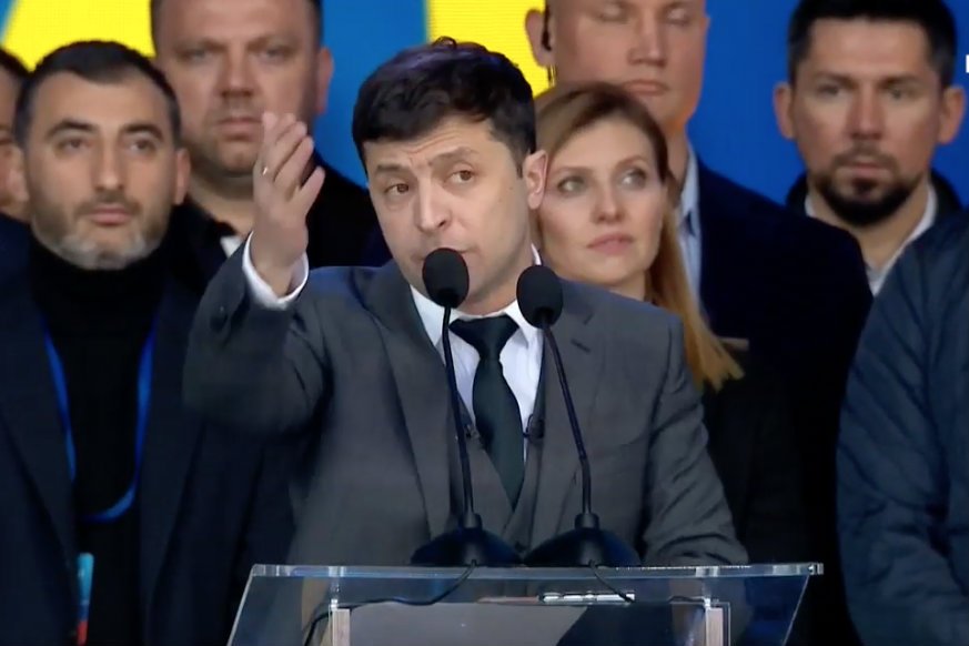 Ołeh Sencow i ukraińscy marynarze wracają do Ukrainy z rosyjskiej niewoli. Na zdj. prezydent Ukrainy Wołodymyr Zełenski, który może to odbierać jako swój wielki sukces.