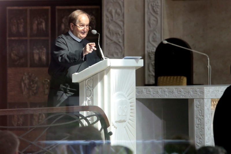 Ojciec Rydzyk na razie nie stanowi zagrożenia dla Jarosława Kaczyńskiego – wynika z sondażu.