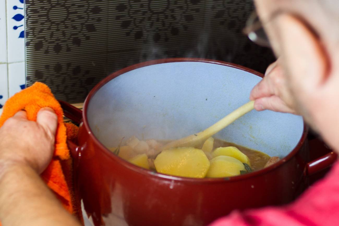 Gotowanie ziemniaków w wodzie to przeżytek. Ugotuj je w bulionie