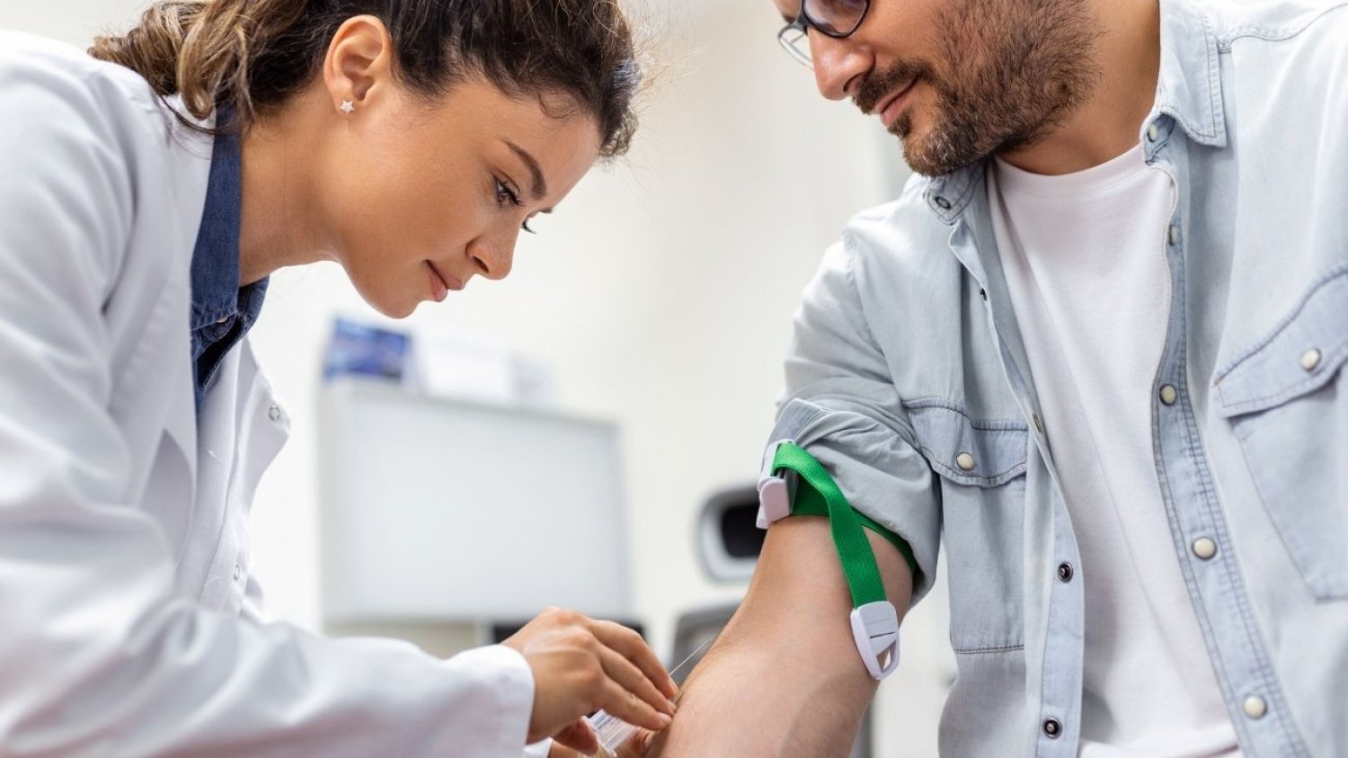 Częste pobyty w szpitalu, bolesne zastrzyki i pękające żyły, to była codzienność wielu chorych na hemofilię. Dziś są leki o przedłużonym działaniu, a pacjenci mogą przyjmować je w domu.