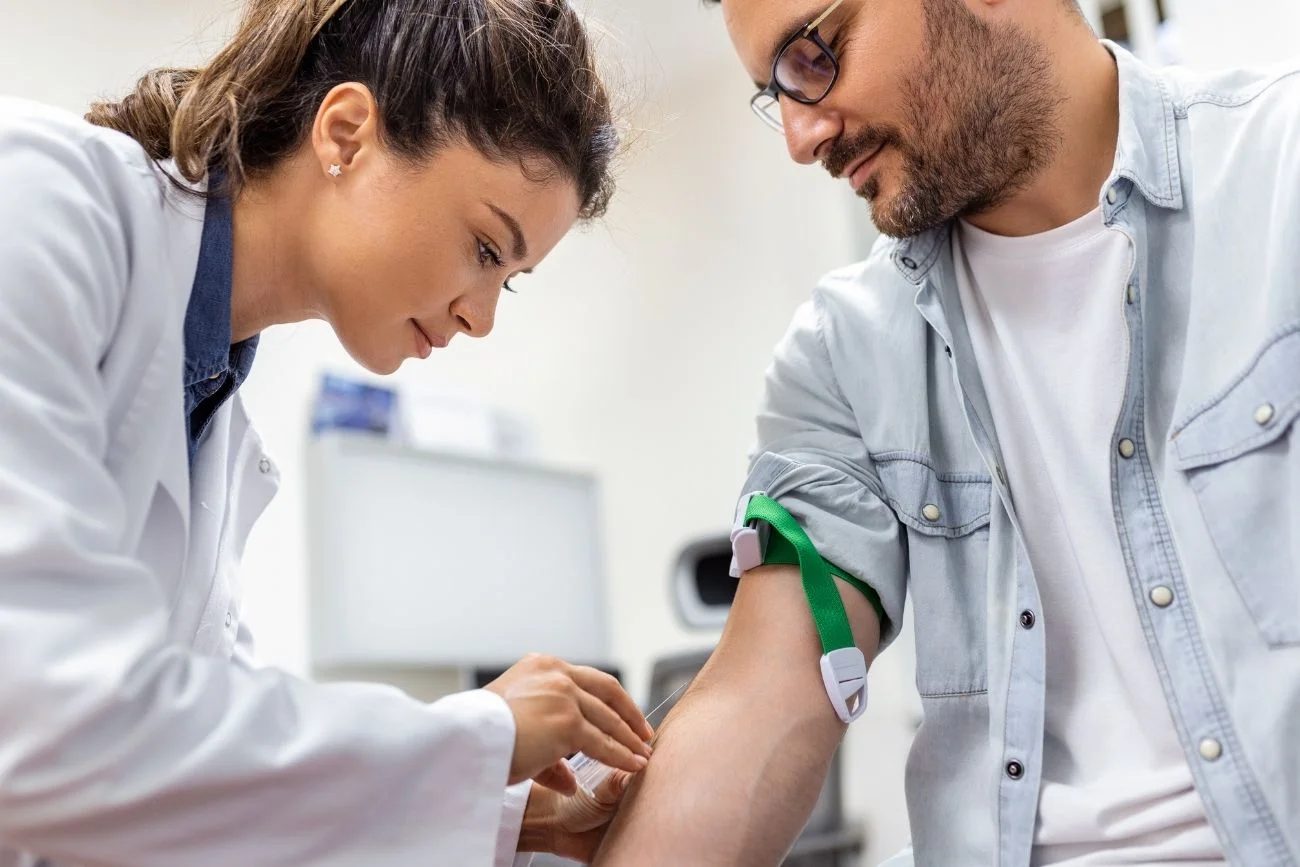 Częste pobyty w szpitalu, bolesne zastrzyki i pękające żyły, to była codzienność wielu chorych na hemofilię. Dziś są leki o przedłużonym działaniu, a pacjenci mogą przyjmować je w domu. Częste pobyty w szpitalu, bolesne zastrzyki i pękające żyły, to była codzienność wielu chorych na hemofilię. Dziś są leki o przedłużonym działaniu, a pacjenci mogą przyjmować je w domu.