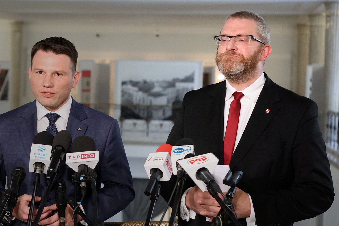 Germanofobiczna niekonsekwencja Brauna. Atakuje w NIH, a sam... zaprosił AfD do Sejmu Grzegorz Braun z Konfederacji. Po lewej Sławomir Mentzen.