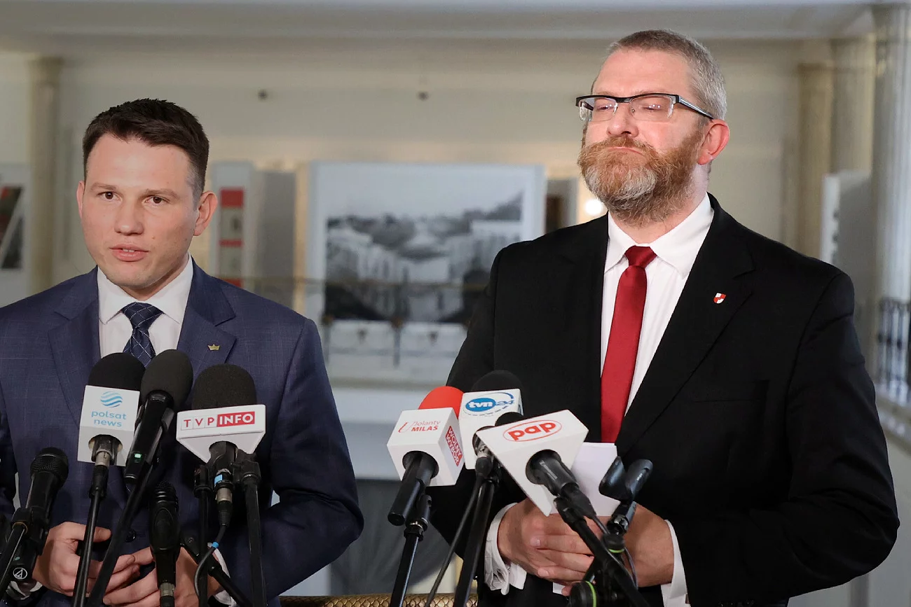 Germanofobiczna niekonsekwencja Brauna. Atakuje w NIH, a sam... zaprosił AfD do Sejmu Grzegorz Braun z Konfederacji. Po lewej Sławomir Mentzen.