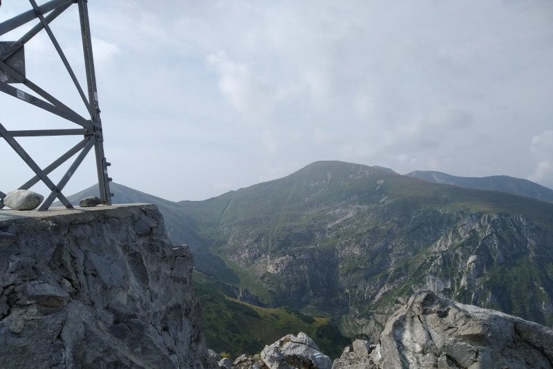 Policjanci sprawdzają teraz teren wokół Giewontu.