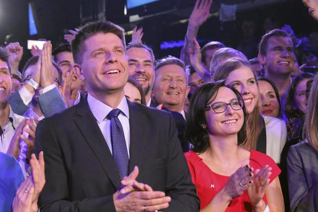 Tutaj podczas wieczoru wyborczego u boku Ryszarda Petru, lidera .Nowoczesnej. Jednak już widać, że pani rzecznik ma własną polityczną osobowość.
