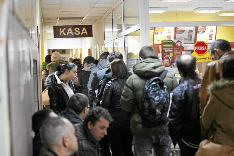 Za czym kolejka ta stoi?