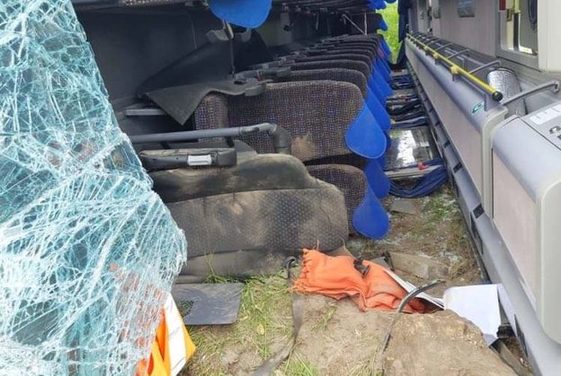 Autokar wiozący dzieci wpadł do rowu w miejscowości Jełowa na Opolszczyźnie.