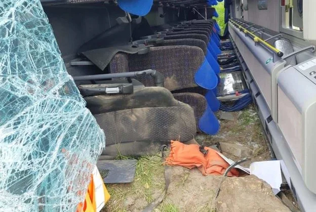 Autokar wiozący dzieci wpadł do rowu w miejscowości Jełowa na Opolszczyźnie.