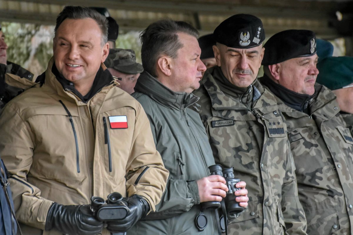 Andrzej Duda wziął udział w obchodach 20. rocznicy przystąpienia Polski do NATO. Internauci namierzyli, że w dziwny sposób korzystał z lornetki.