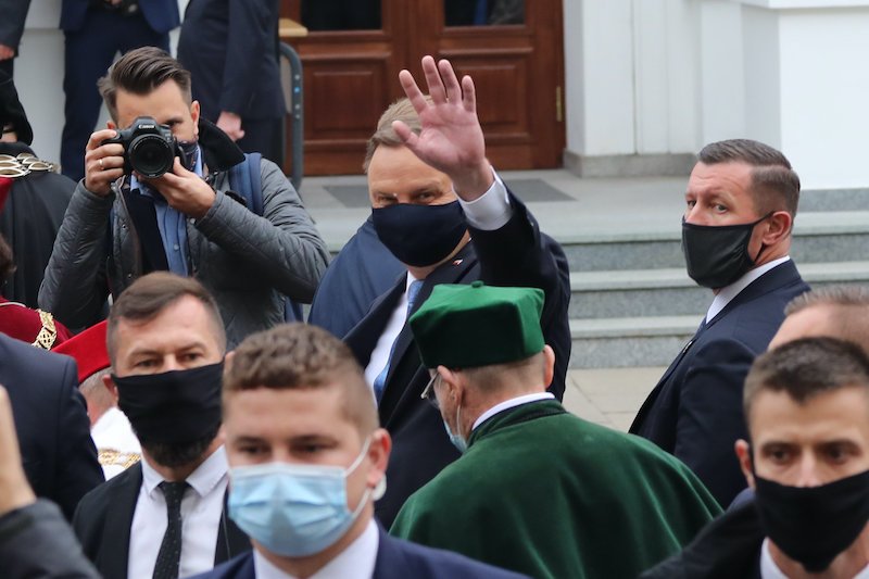 Prezydent Andrzej Duda macha studentkom i studentom Uniwersytetu Warszawskiego protestującym przeciwko jego obecności na inauguracji nowego roku akademickiego. Młodzi ludzie zarzucają mu dyskryminację osób LGBT.