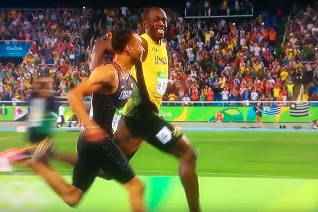 Usain Bolt na luzie i z uśmiechem na ustach wygrał półfinałowy bieg na 200 metrów.