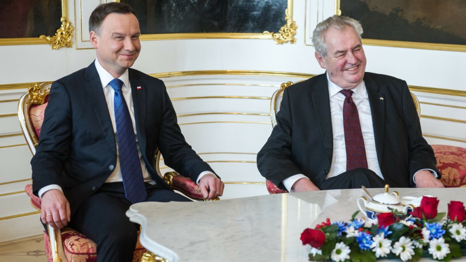 Podejrzana śliwowica od czeskiego prezydenta dla Dudy. Nie, to nie prima aprilis Prezenty od czeskiego prezydenta. Duda dostał trunki bez akcyzy.