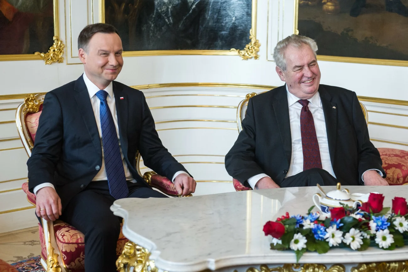 Podejrzana śliwowica od czeskiego prezydenta dla Dudy. Nie, to nie prima aprilis Prezenty od czeskiego prezydenta. Duda dostał trunki bez akcyzy.
