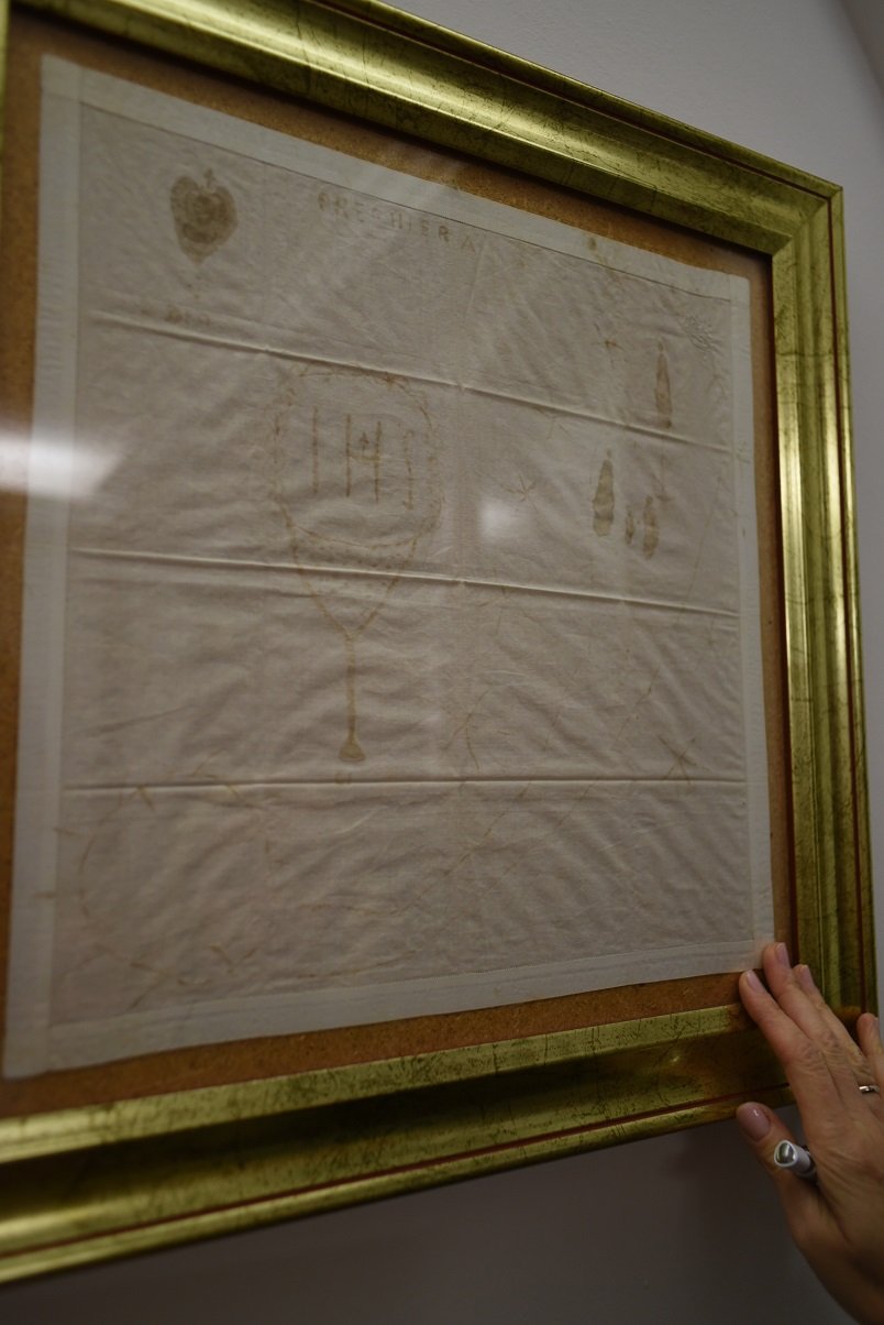 Hemiografie - rysunki i teksty o tematyce świętej pojawiające się na tkaninach mających styczność ze stygmatami Natuzzy