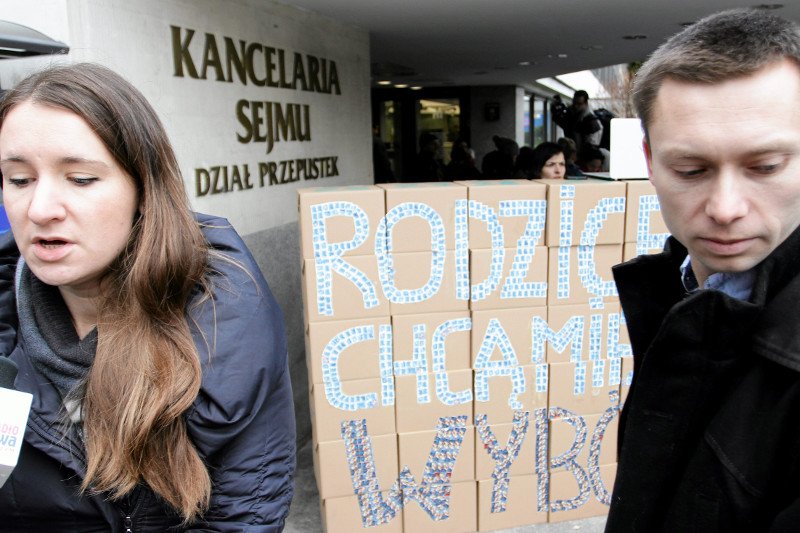 Karolina i Tomasz Elbanowscy walczyli o 6-latki. Teraz ich głosu nie słychać.