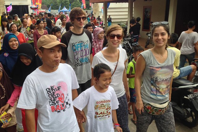 Z sąsiadami podczas wioskowego „marszu zdrowia”