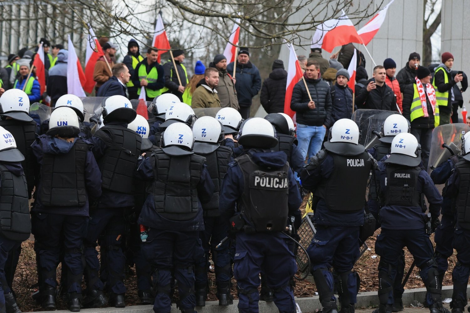 "Znasz te osoby?" Policja publikuje wizerunki zadymiarzy sprzed Sejmu.