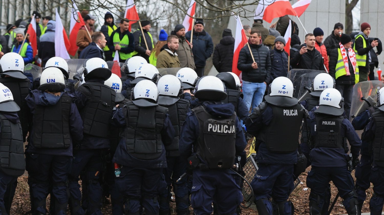 "Znasz te osoby?" Policja publikuje wizerunki zadymiarzy sprzed Sejmu.
