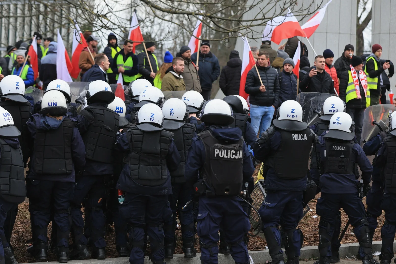 "Znasz te osoby?" Policja publikuje wizerunki zadymiarzy sprzed Sejmu.