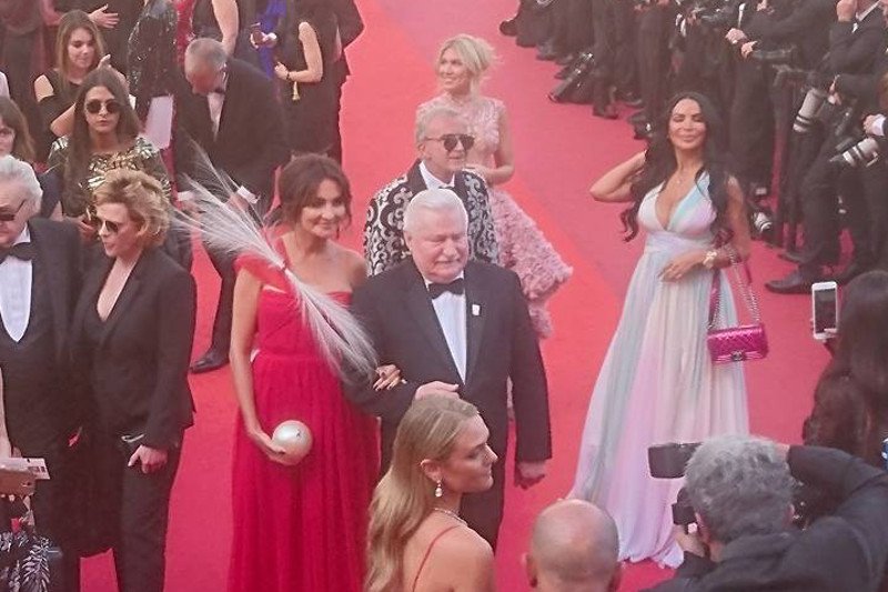 Lech Wałęsa na czerwonym dywanie festiwalu w Cannes.