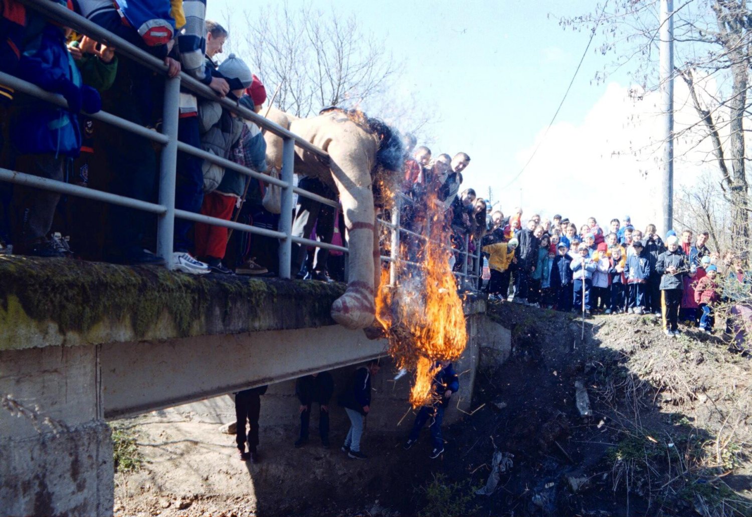 Mieszkańcy Pruchnika zgodnie z tradycją linczowali kukłę Judasza jeszcze w 2001 roku (wtedy zrobiono to zdjęcie). Po jakimś czasie zwyczaj zarzucono. Teraz powrócił i jest na ustach całego świata.