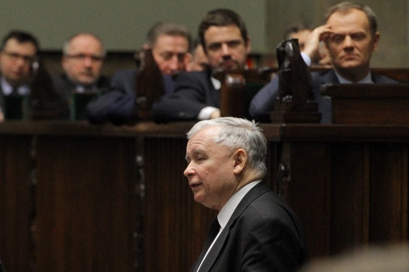 PiS minimalnie wyprzedza PO w najnowszym sondażu