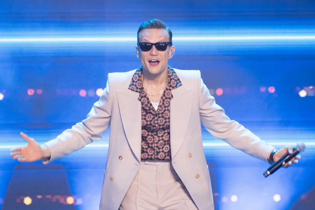 Łukasz "Mrozu" Mróz miał wypadek w trakcie koncertu. Spadł ze sceny