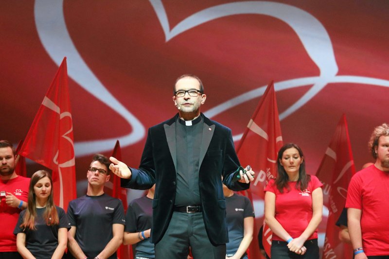 Ksiądz Jacek Stryczek i wolontariusze podczas gali podsumowującej Szlachetną Paczkę w 2016 roku.