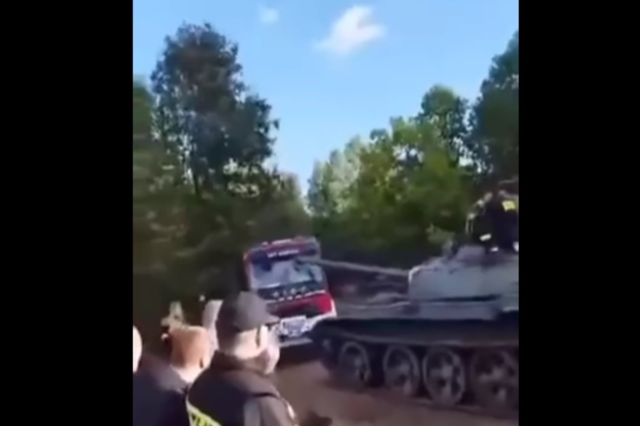 Czołg wiech w wóz strażacki. Incydent na pikniku na Mazowszu.
