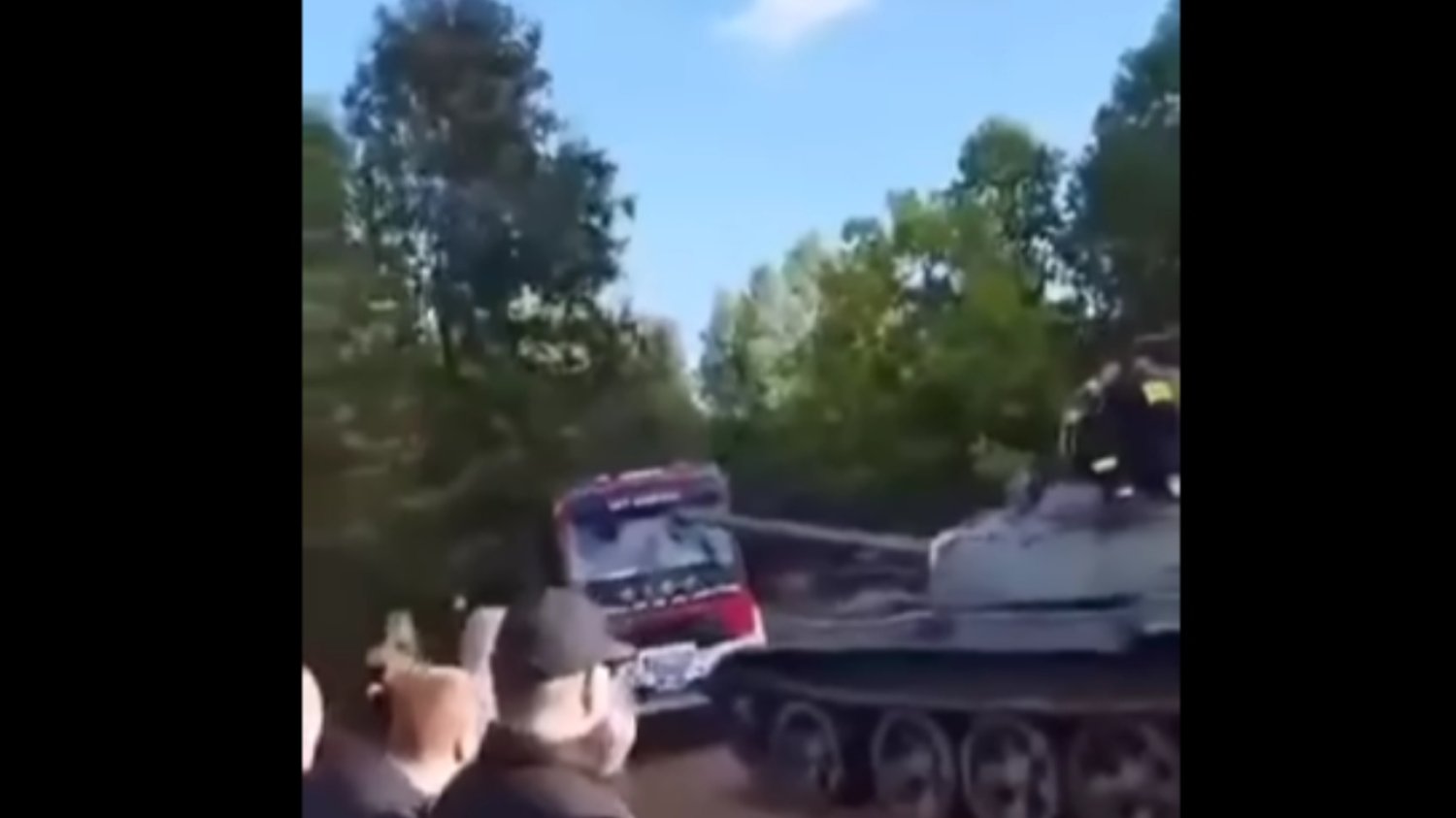 Czołg wiech w wóz strażacki. Incydent na pikniku na Mazowszu.