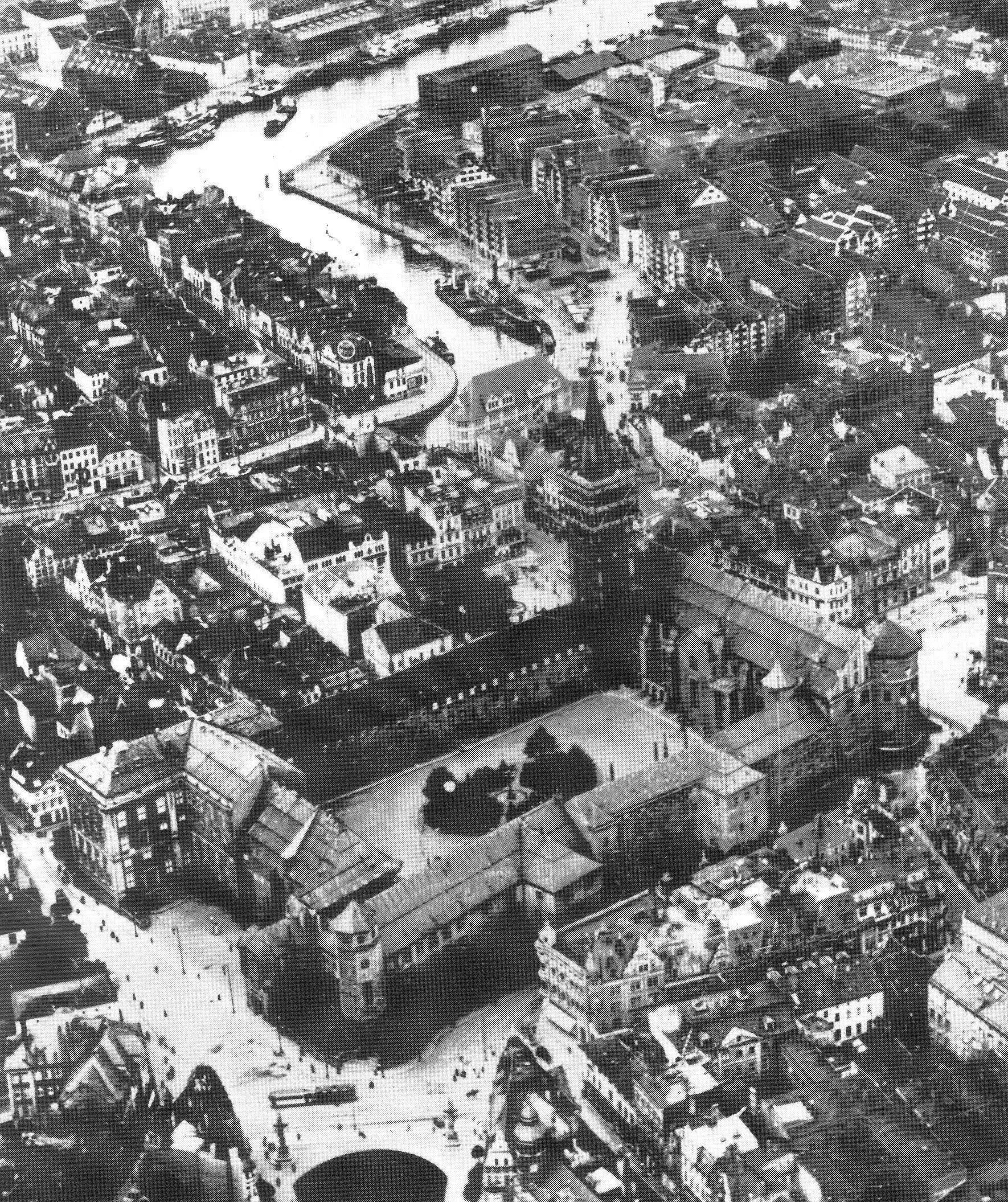 Zamek w Królewcu, gdzie znajdowała się zrabowana przez Niemców komnata, 1925.