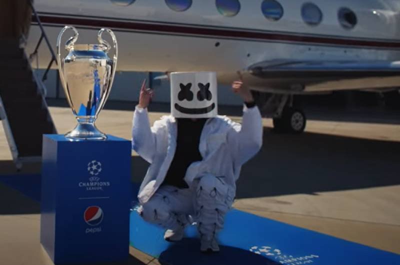 Marshmello z pucharem Ligi Mistrzów.