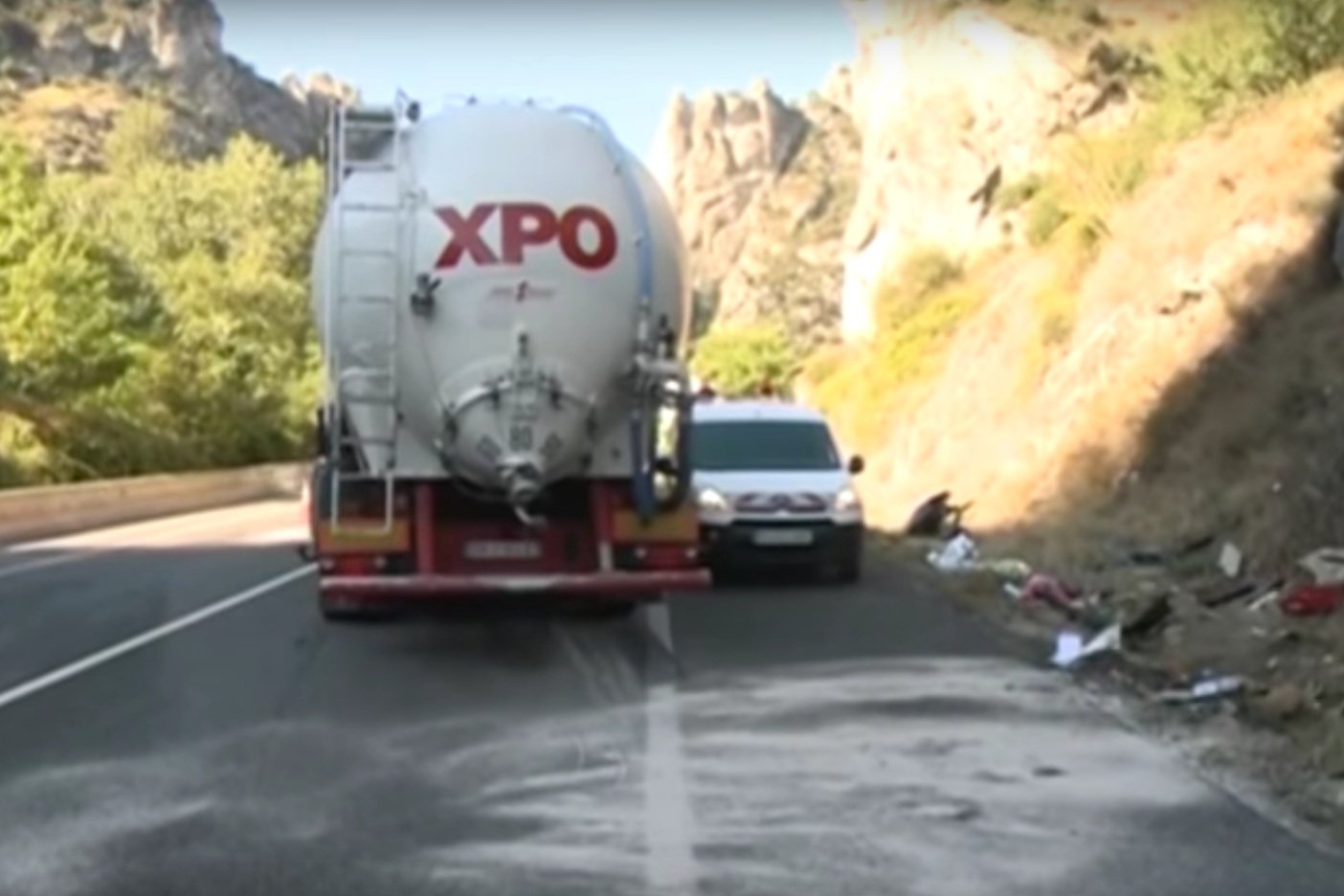 W wypadku zginęli wszyscy pasażerowie auta osobowego poza kierowcą.