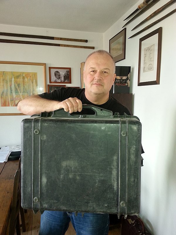 Autor i jego nieśmiertelna *(prawie) walizka Pelican