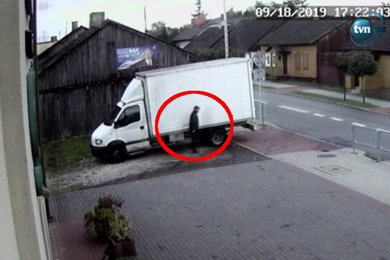 Radny podjechał pod plakat własnym samochodem.