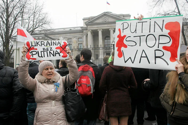 Rosjanie nie chcą interwencji swoich żołnierzy na Ukrainie (na zdjęciu protest przed rosyjską ambasadą w Warszawie)