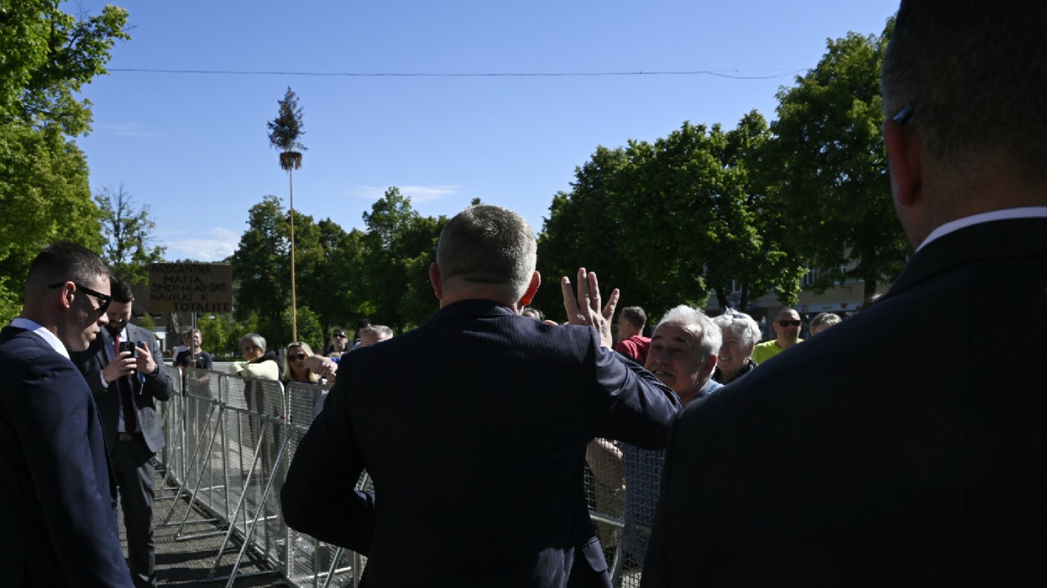 Kim jest sprawca zamachu na Fico? Taki okrzyk wzniósł przed strzałem.