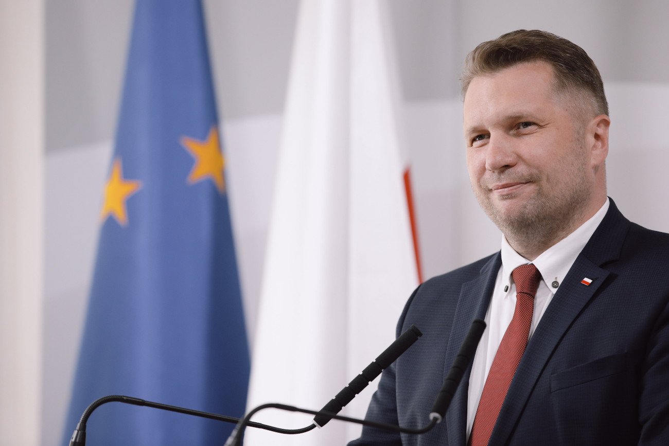 Minister edukacji Przemysław Czarnek skomentował słowa Donalda Tuska. "Rodzice decydują o wychowaniu swoich dzieci. (...) Nie dziadek Tusk, tylko rodzice" – napisał.