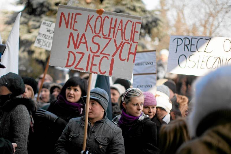 Pikieta pod Urzędem Miasta w Krośnie Odrzańskim. Rodzice protestują przeciwko likwidacji trzech szkół w okolicznych wsiach.