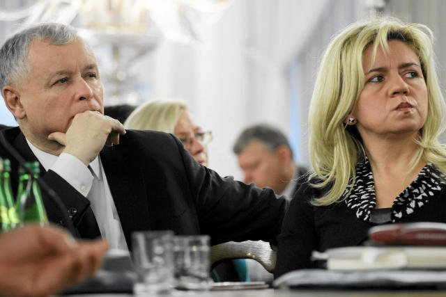 Ewa Błasik oburzona transferem dziennikarza, który miał obrażać jej zmarłego męża. Na zdjęciu z Jarosławem Kaczyńskim podczas posiedzenia parlamentarnego zespołu ds. katastrofy smoleńskiej.